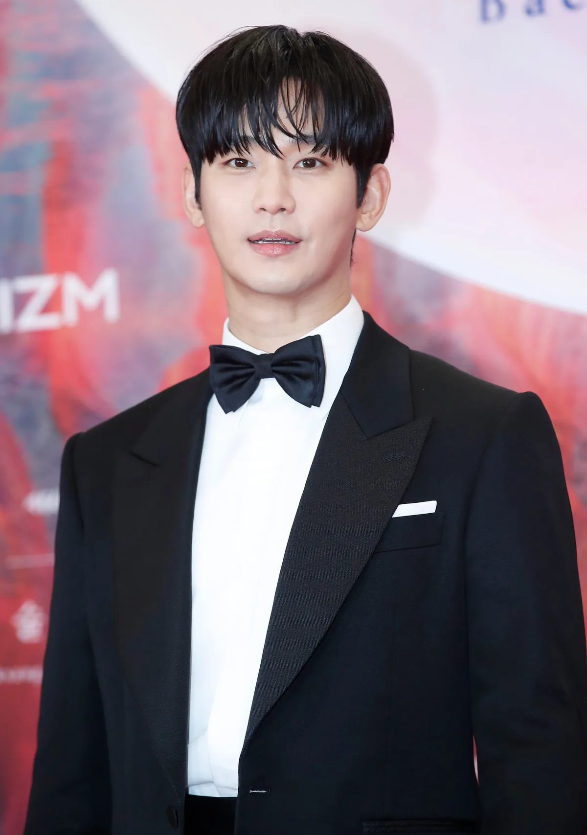 김수현, 오늘 국내 무대 복귀…1년 반 만에