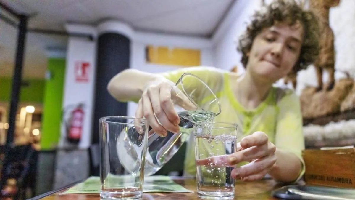 ¿Por qué se incumple la obligación de servir agua gratis en restaurantes?