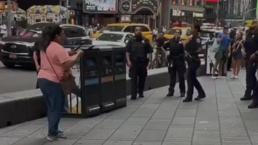 Vídeo: ataque a facadas na Times Square deixa um morto e agressora é baleada pela polícia