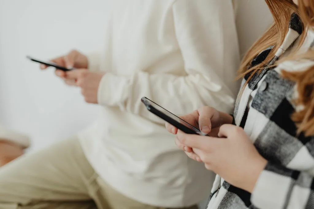 Pressão social dita compras em tecnologia: dois em cada três portugueses gastam mais por influência dos jovens