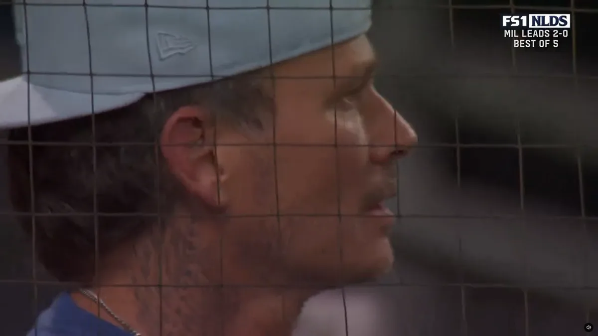 Tom DeLonge se emociona ao ouvir 43 mil torcedores cantando blink-182 em jogo de beisebol