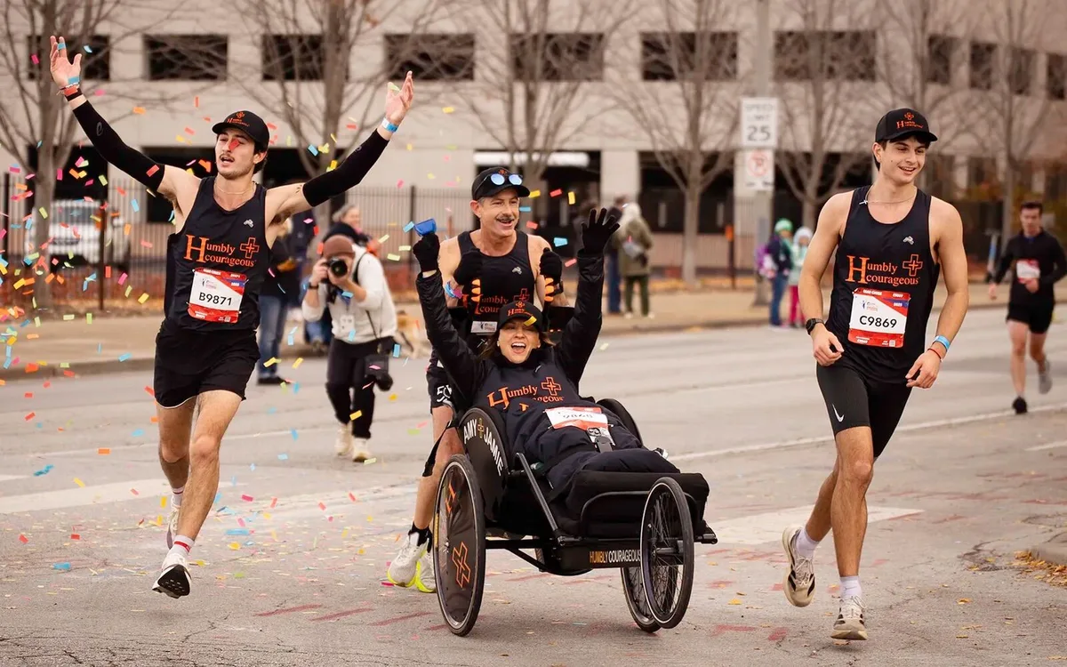 Ele corre, ela traça o caminho: o casal que faz maratonas numa cadeira adaptada