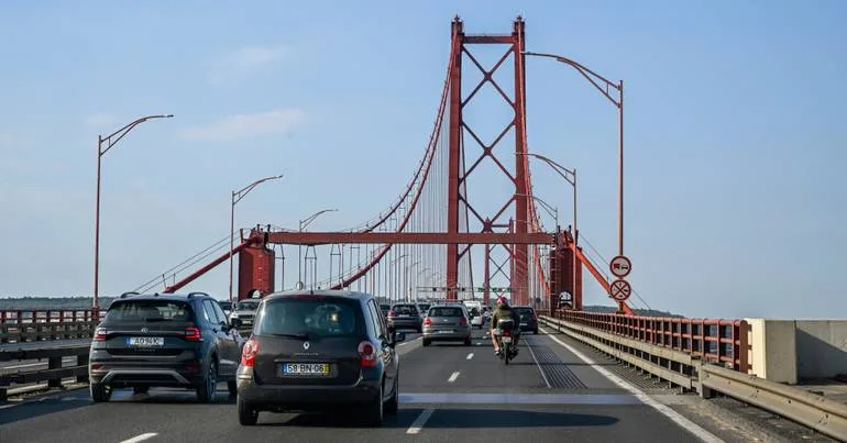 Homem circula de trotinete em contramão na ponte 25 de Abril