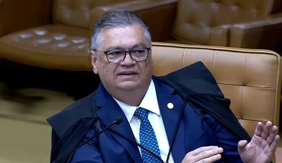 PT dribla TSE e “escolhe” Dino para julgar interferência estrangeira