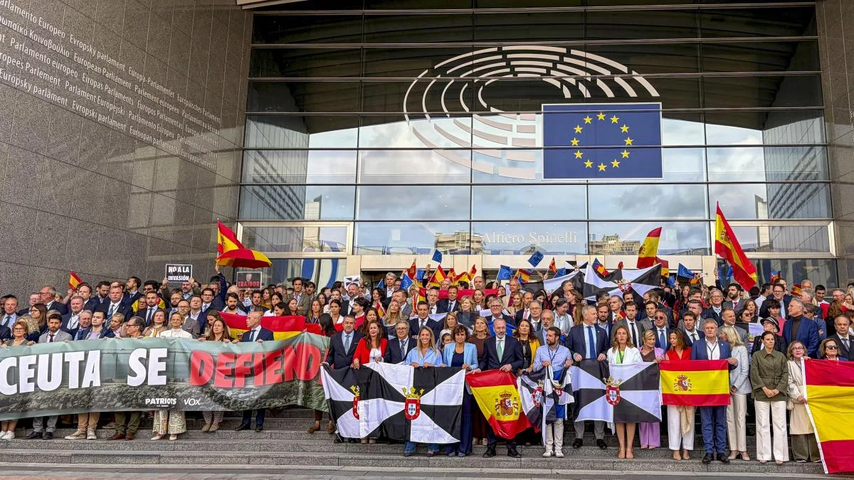El PP y Vox unen fuerzas contra Sánchez en una concentración por Ceuta frente a la Eurocámara