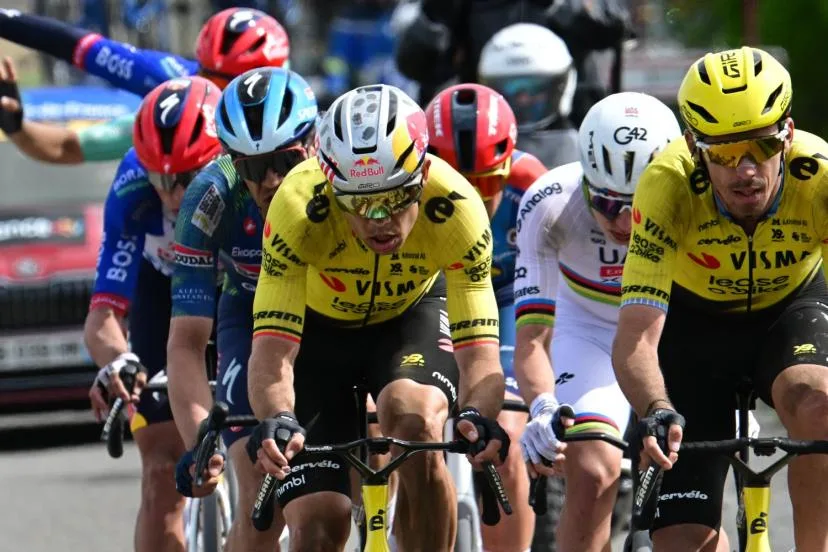 Bruno Armirail et Christophe Laporte autour de Wout Van Aert et Sepp Kuss sur la Vuelta