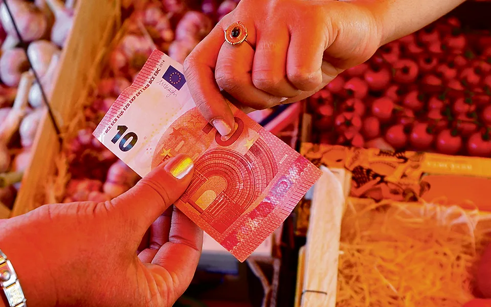 Portugal acompanha tendência de menor riqueza combinada com redução da dívida