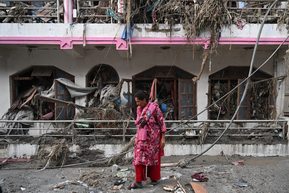 Confira em fotos a destruição causada pela inundação no Nepal e Tibete