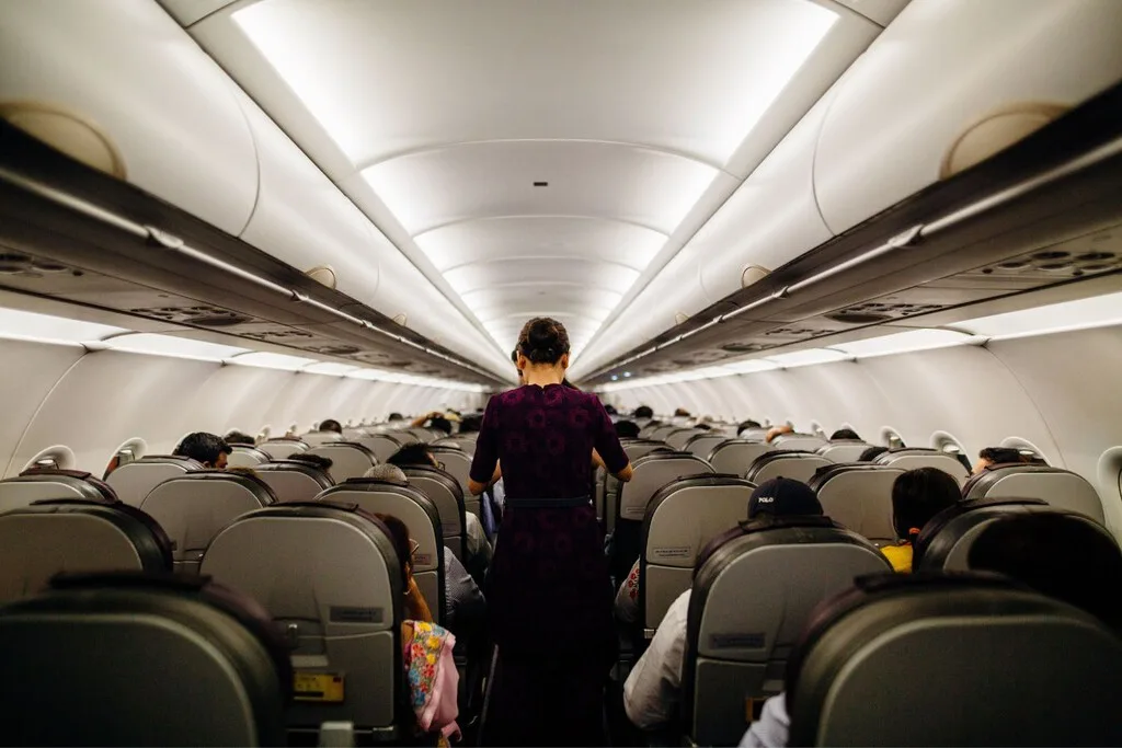 México quiere cambiar las reglas de los vuelos: prohibir la sobreventa y limitar a una hora la espera dentro del avión