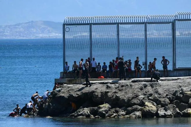Interior ampliará el espigón de El Tarajal con más de 100 metros adicionales de dique y una red marina antibuceo