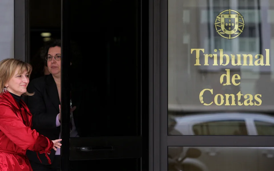 Tribunal de Contas deteta irregularidades em contratos de crédito e aquisições a eleitos locais