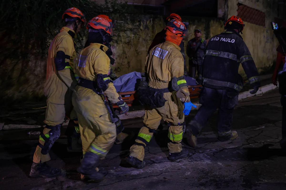 Bombeiros localizam mais 3 corpos soterrados após queda de prédio na zona leste de SP; mortos chegam a cinco