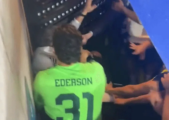 Gestos obscenos de ex-Arsenal para torcida do Lyon causam briga generalizada na Champions; veja
