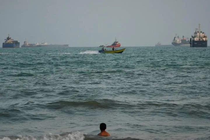 U.S. strikes 3 Iranian oil tankers after missiles target Navy ships