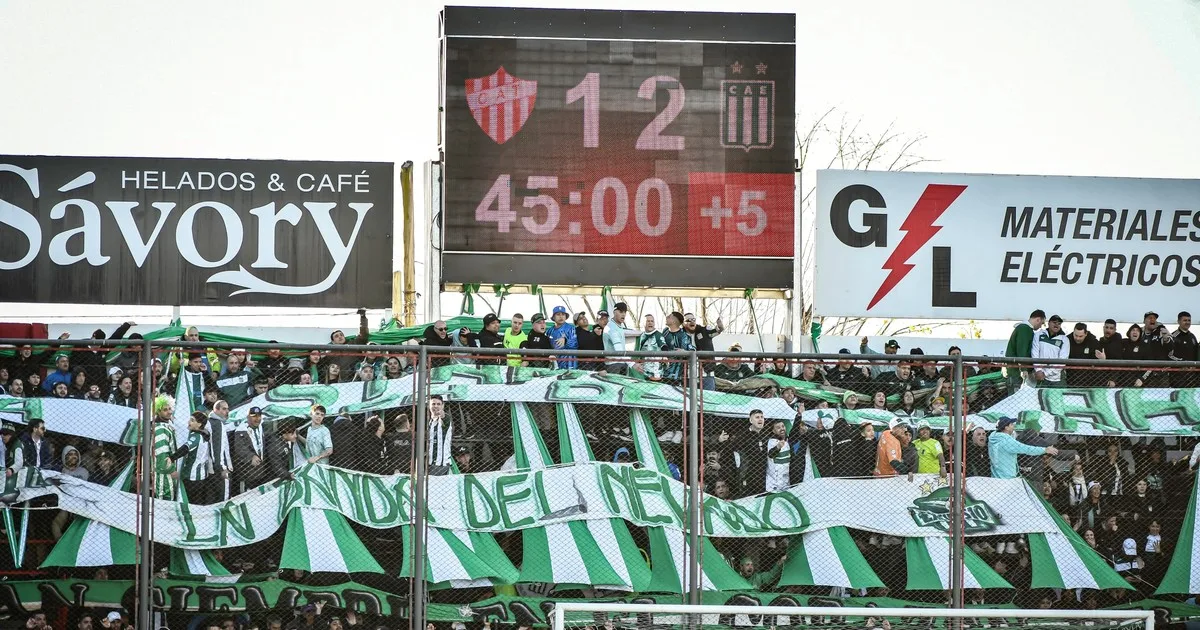 Los hinchas visitantes volvieron a la Primera B tras 11 años y hubo fiesta en las tribunas