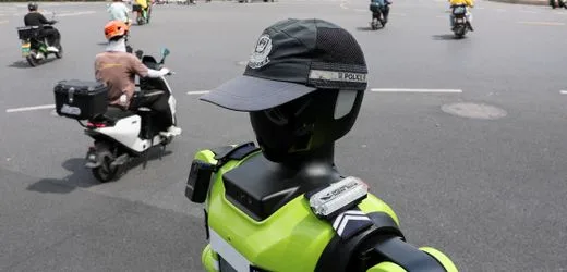 T2 in Hangzhou: Dieser »Polizist« zieht Helmsünder aus dem Verkehr