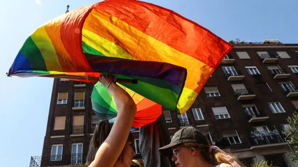 La Hongrie adopte une première loi supprimant des dispositions anti-LGBT+ de l'ère Orban