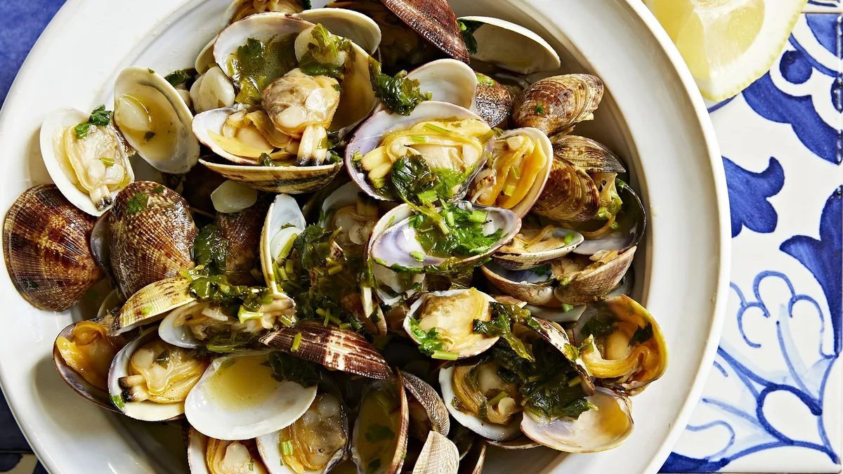 Con nombre de poeta y fácil de preparar: así es el delicioso plato de almejas típico de la cocina portuguesa
