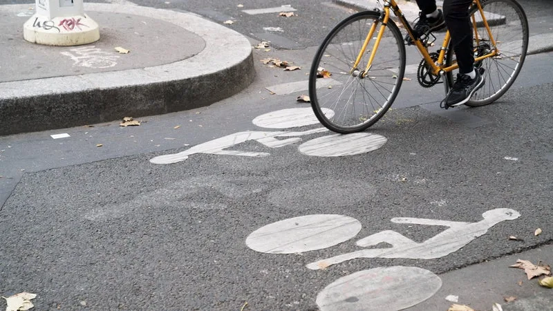Poitiers: les cyclistes manifestent contre la limitation de la circulation des deux-roues en centre-ville