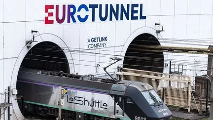 Un grave accident entre un bus et un train fait 19 blessés à l'entrée du tunnel sous la Manche, près de Calais