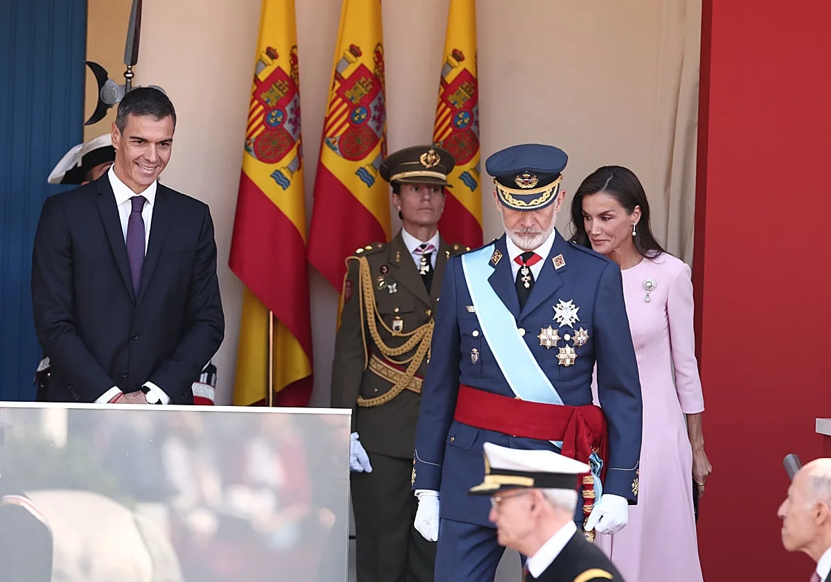 La 'burbuja antipitidos' del desfile del 12-O no libra a Sánchez de una lluvia de abucheos e insultos