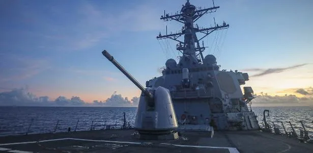 Navio de guerra dos EUA fica imobilizado no mar da China após pane elétrica