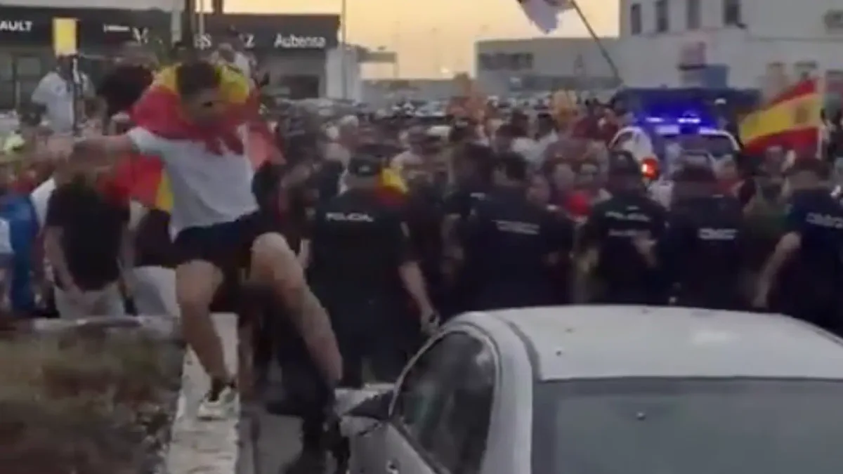Destrozan el coche de una diputada de Ceuta durante los altercados en el puerto