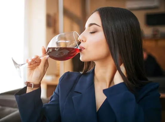 Una neuróloga reveló cuál es el impacto concreto de tomar una copa de vino antes de dormirnos