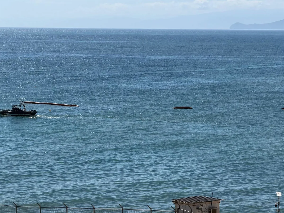 Se desinfla buena parte de la boya neumática en la frontera marítima del Tarajal en Ceuta