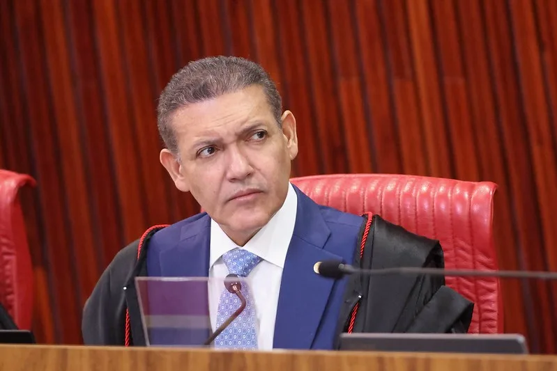 Nunes Marques manda Eduardo Bolsonaro apagar publicações que questionam as urnas
