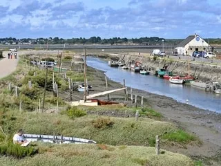 Loin du tourisme balnéaire « chic » de La Baule, découvrez ces deux stations familiales sur la côte d’Amour