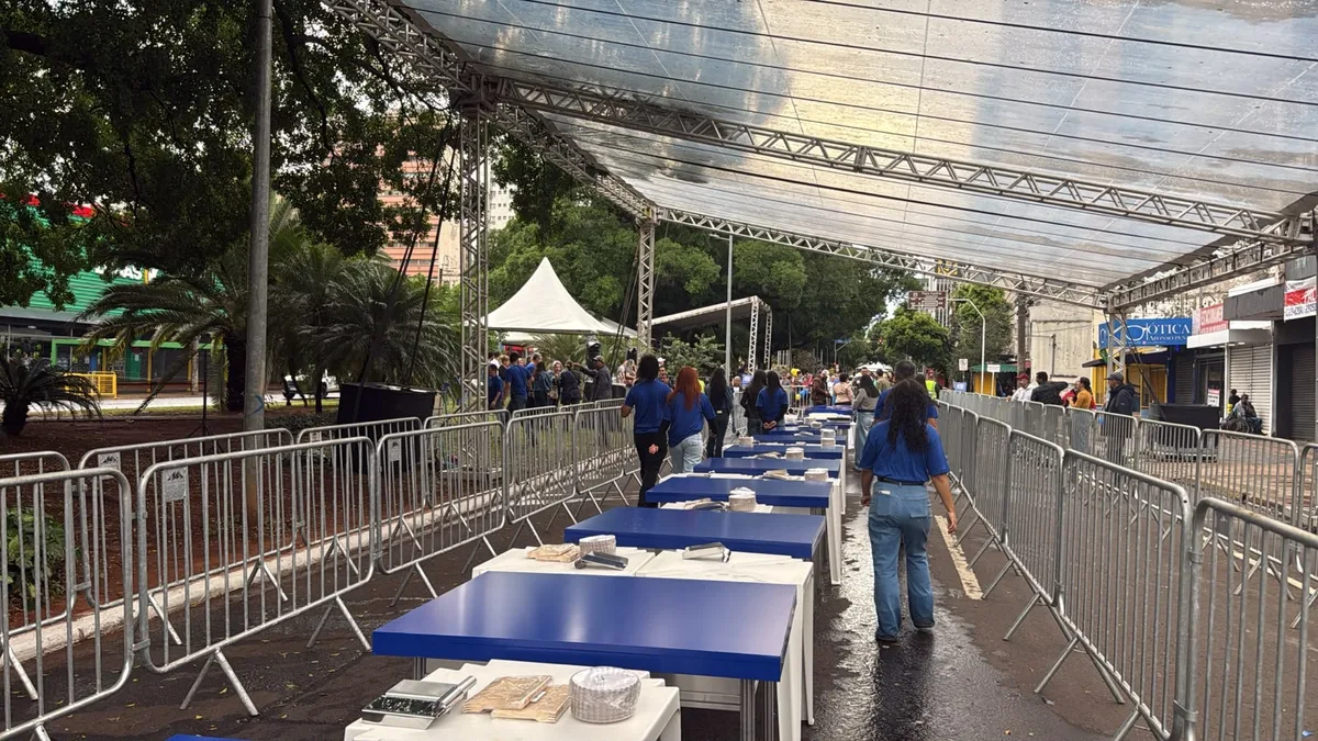 Tenda de 45 metros protege bolo gigante da chuva no aniversário da Capital