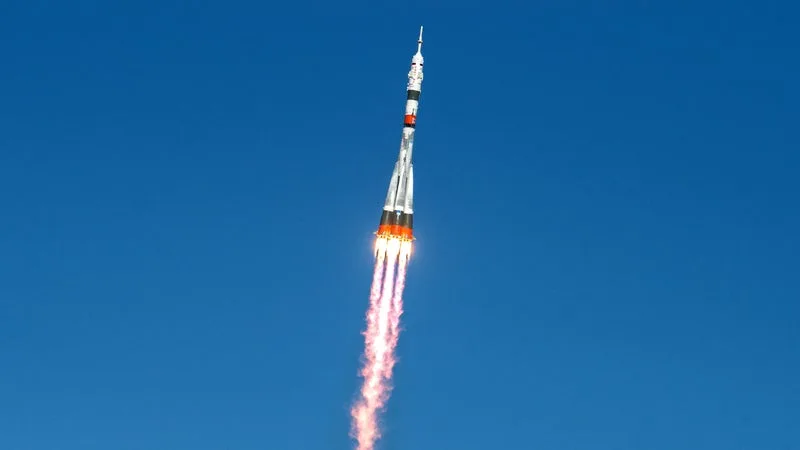 Le concurrent russe de Starlink rencontre encore des difficultés: il pourrait bientôt perdre trois nouveaux satellites et aucun des 16 autres lancés en juillet n’aurait atteint son altitude opérationnelle