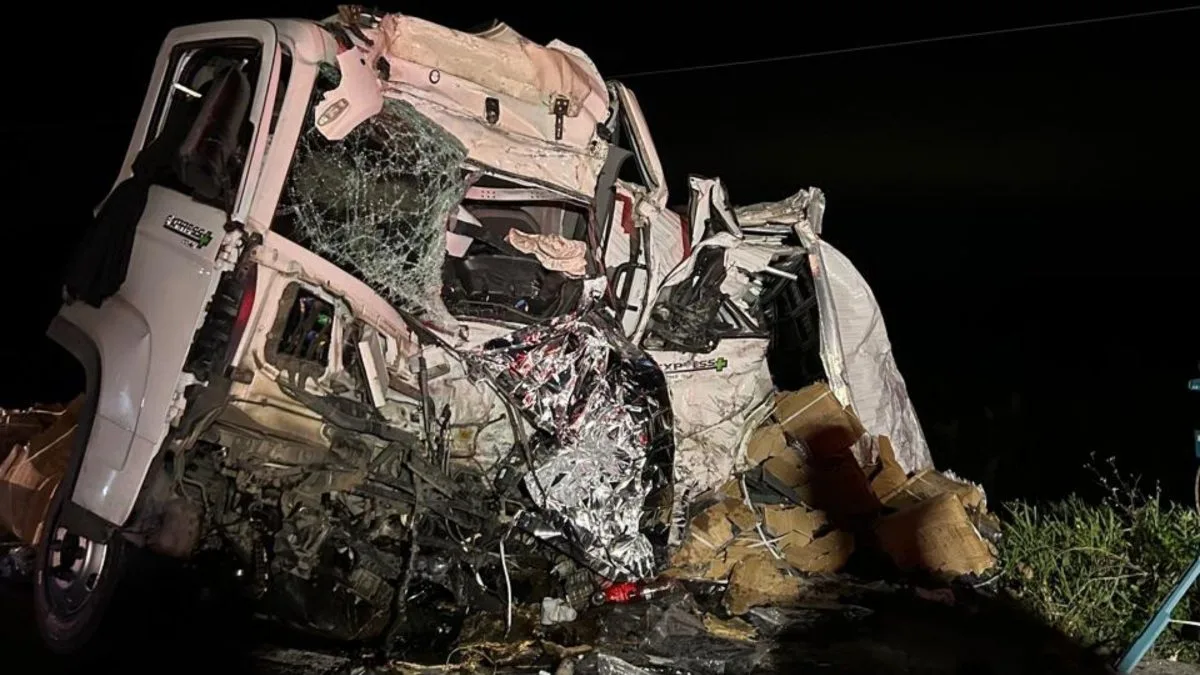 Jovem de 23 anos morre preso às ferragens após acidente violento destruir cabines de caminhões na SC-416