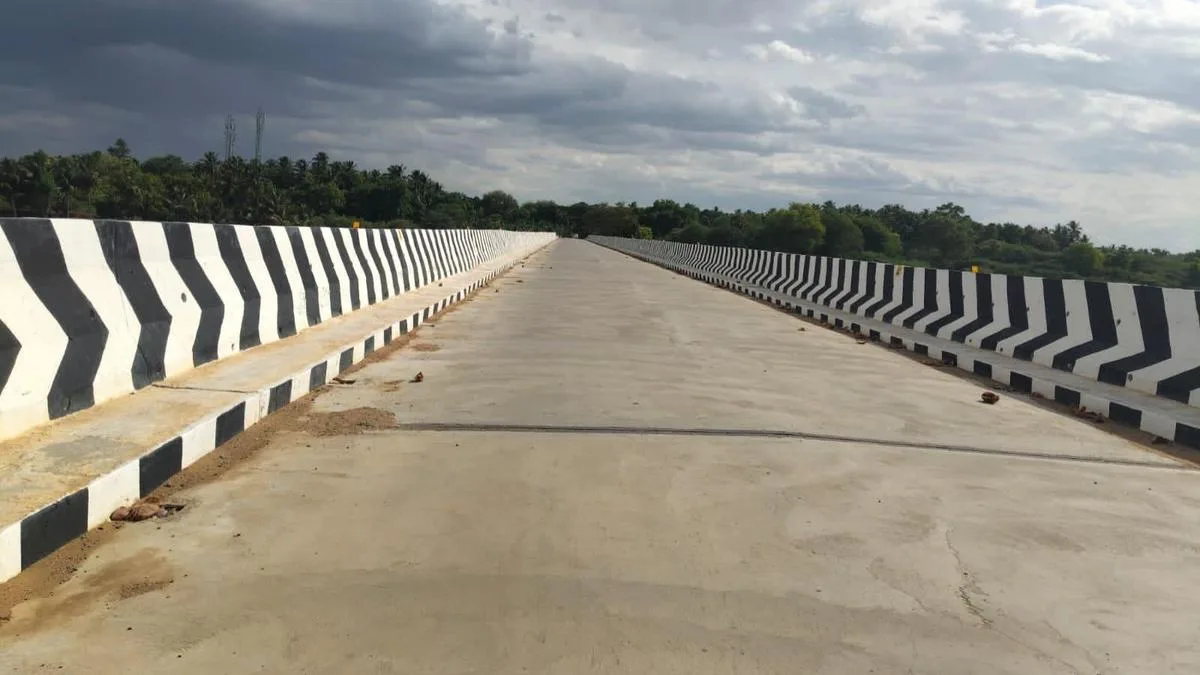 Lack of lighting on new Thiruppuvanam bridge puts commuters at risk