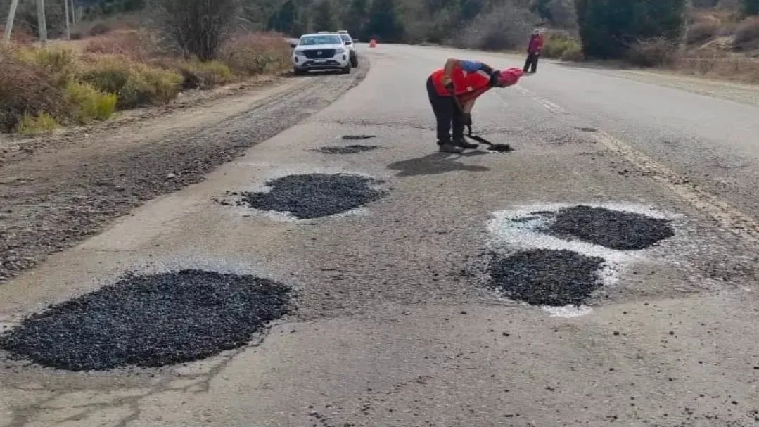 Los intendentes de Bariloche y El Bolsón reclamaron al Gobierno el reasfaltado total de la Ruta 40