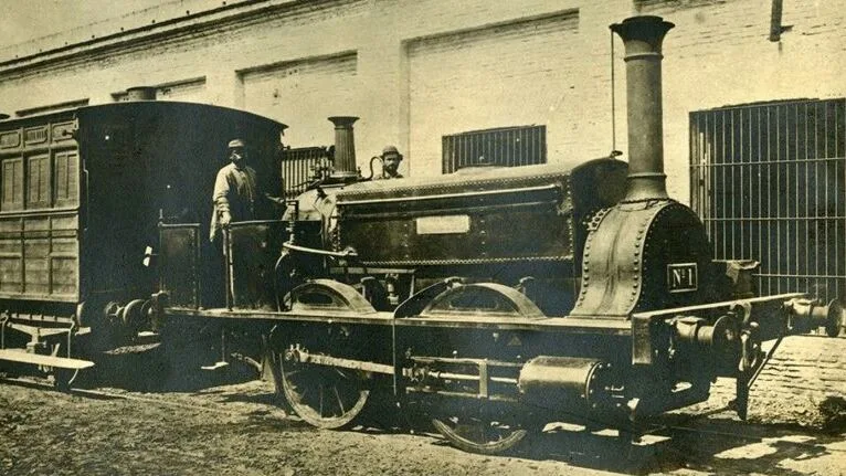 Media hora a Floresta: el descarrilamiento que ocultaron, rieles de madera y estaciones precarias del primer ferrocarril del país