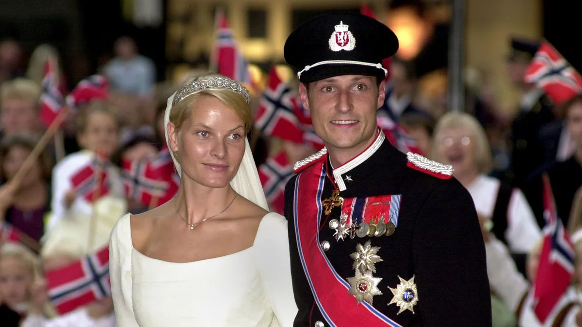 El inolvidable vestido de novia de Mette-Marit, 25 años después: un diseño de los 90, elegante y atemporal, con una tiara de 23 margaritas de diamantes