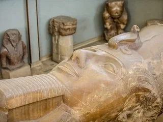 En creusant devant chez lui, un Égyptien découvre une statue géante de Ramsès II avec une tête de 1 mètre 60
