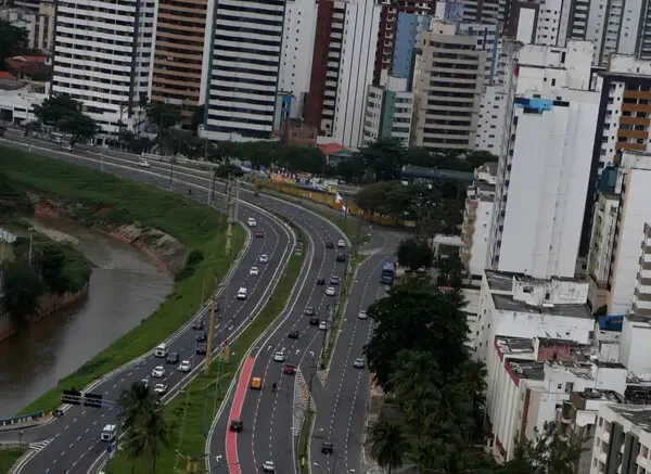 Corpo de homem é localizado boiando em córrego na Avenida Magalhães Neto