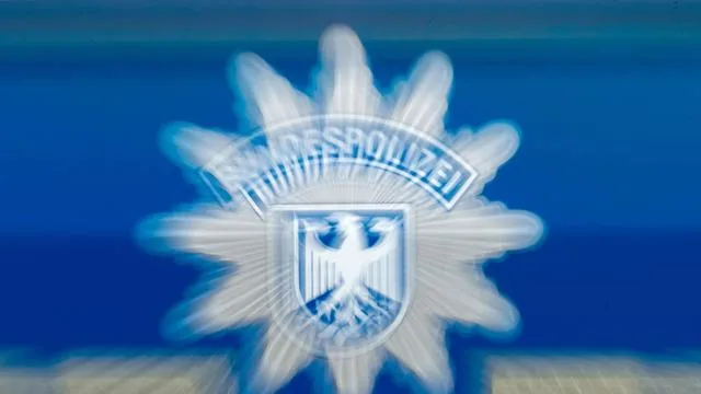 Beinahe-Zusammenstoß: Autofahrer ignoriert Schranke – Zug muss scharf bremsen