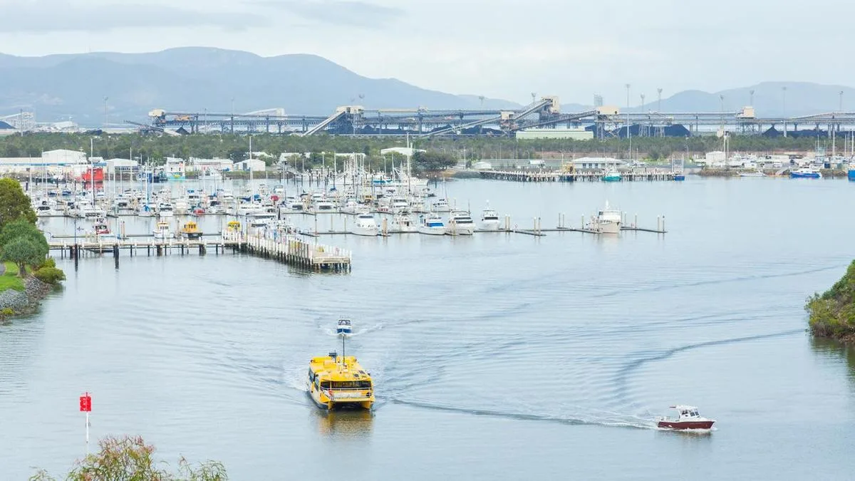 Bulk carrier runs aground off major eastern port