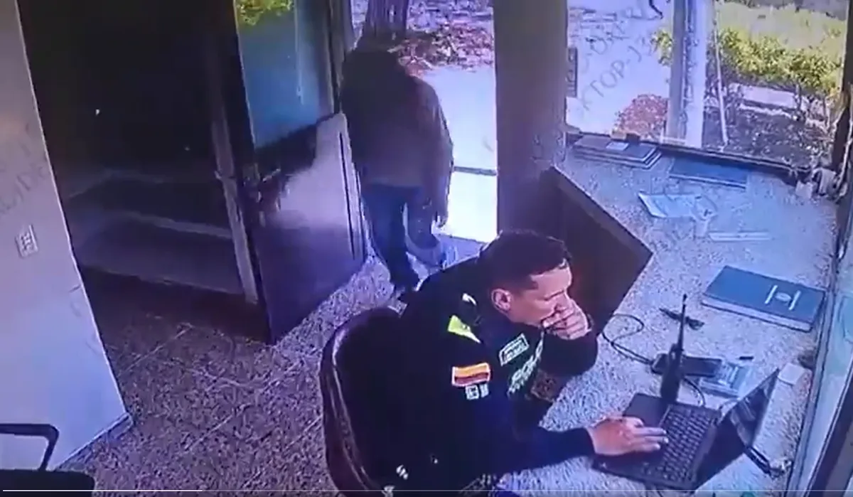 Hablaron la madre y la hermana del hombre que atacó con arma blanca a un policía en un CAI de Bogotá: “Sufría de esquizofrenia”