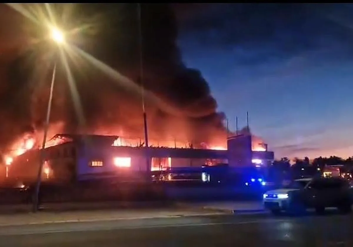 Virulento incendio en una nave abandonada de Palma del Río: «Hay mucho humo que puede ser tóxico»