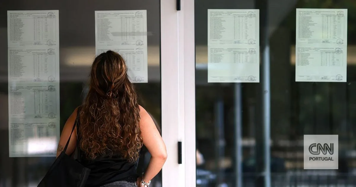 Quase metade das disciplinas passaram de média positiva a negativa. Alunos com piores notas na época extraordinária dos exames nacionais