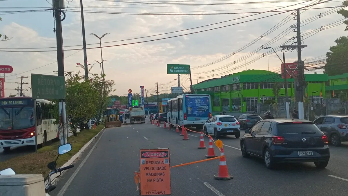 Vazamento de água causa congestionamento na Torquato Tapajós, em Manaus