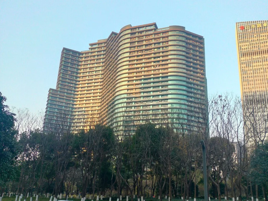 Este edificio gigante en China también es una "ciudad" autónoma. Tiene 39 pisos y puede recibir hasta 30 mil personas