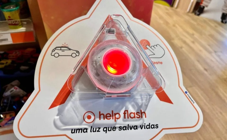 Luz de emergência pode substituir o triângulo em caso de pane no carro; entenda a mudança