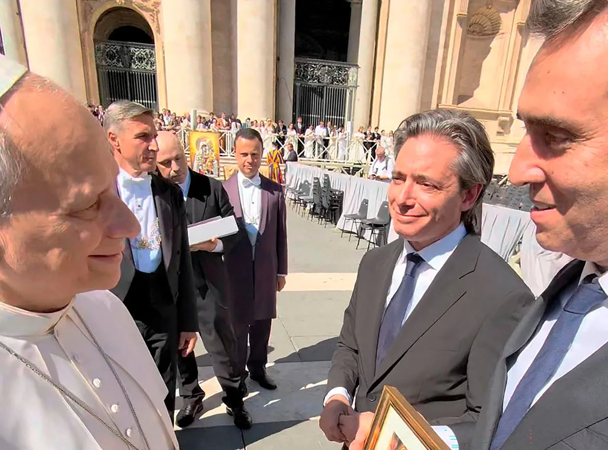 El intendente de Luján estuvo en el Vaticano y le dijo al papa León XIV que lo espera una multitud