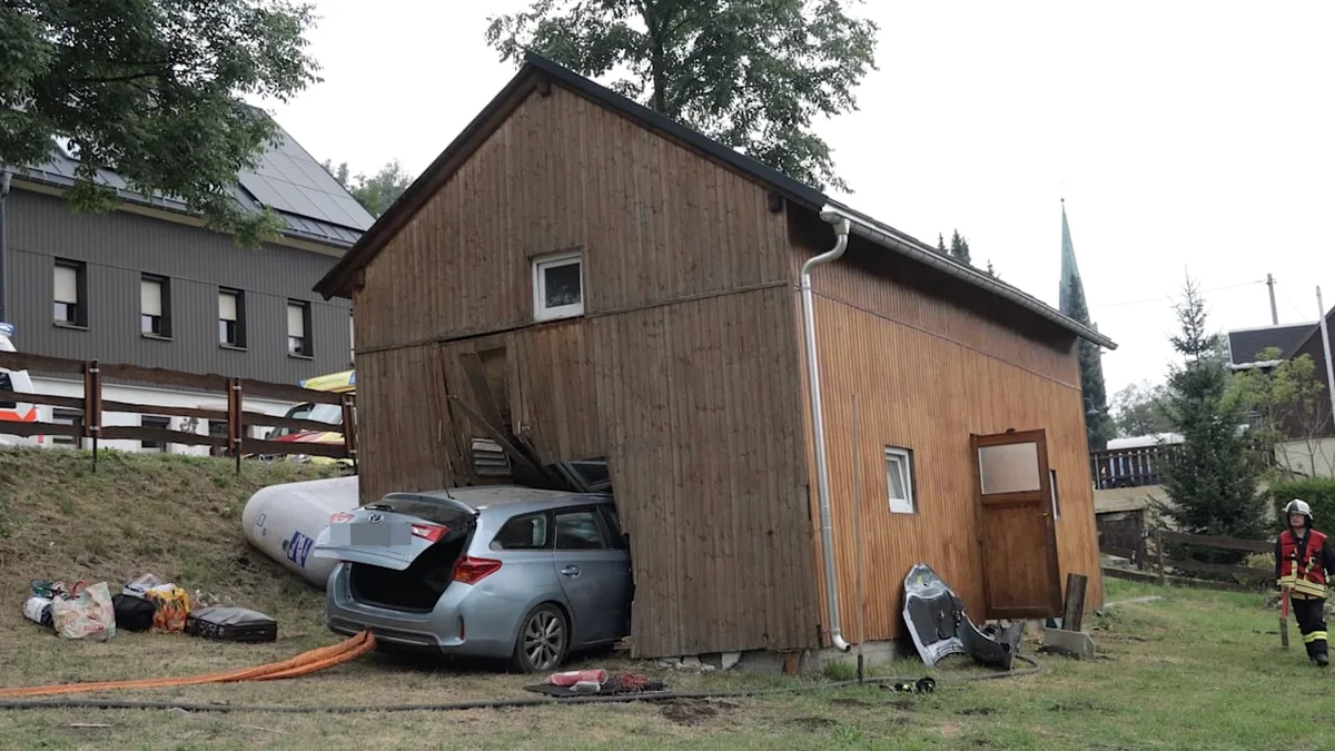 Määh-ga-Crash im Erzgebirge - Auto kracht in Schafstall